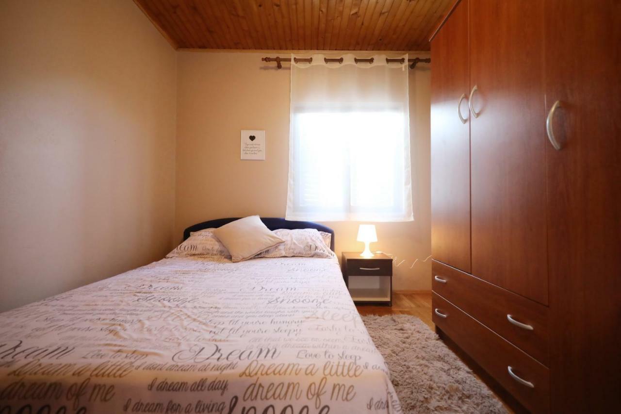 Leona Apartment Sukosan Luaran gambar