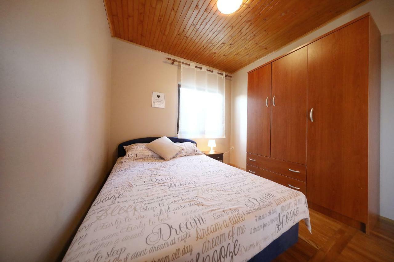 Leona Apartment Sukosan Luaran gambar